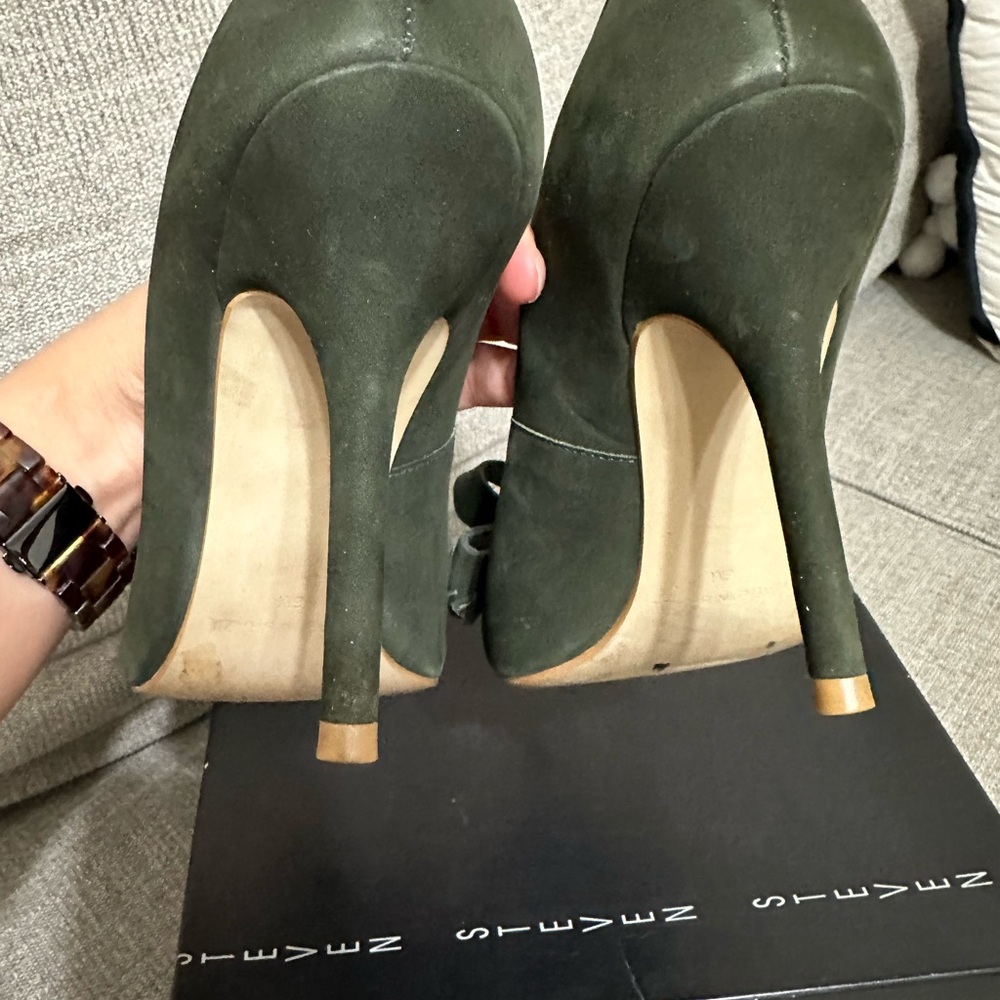 Olive Steve Madden heels with bows - Picture 6 of 9